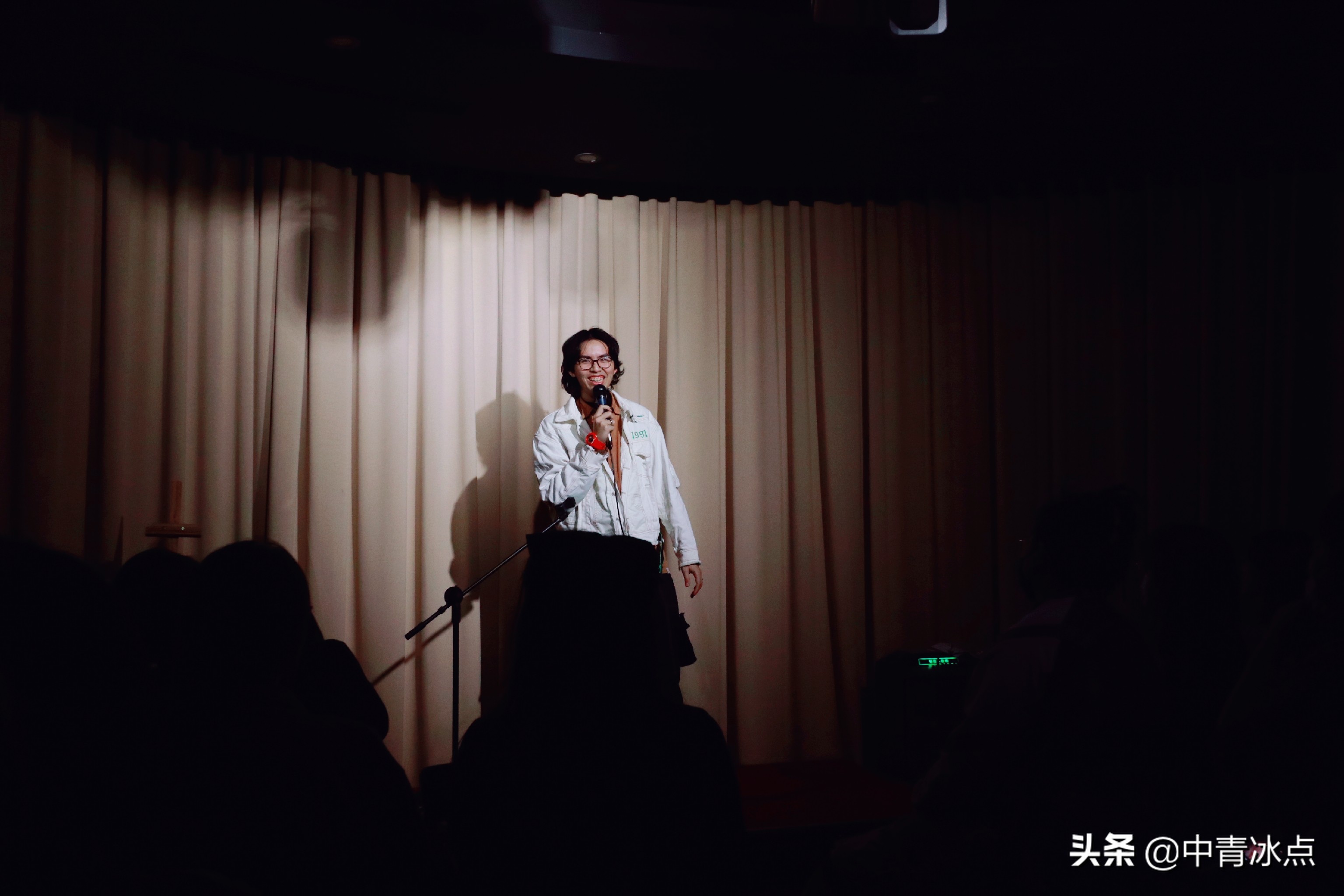 这群广州年轻人，白天当程序员、律师、公务员，晚上讲脱口秀，吐槽被催婚、相亲遇到奇葩男、买不起房