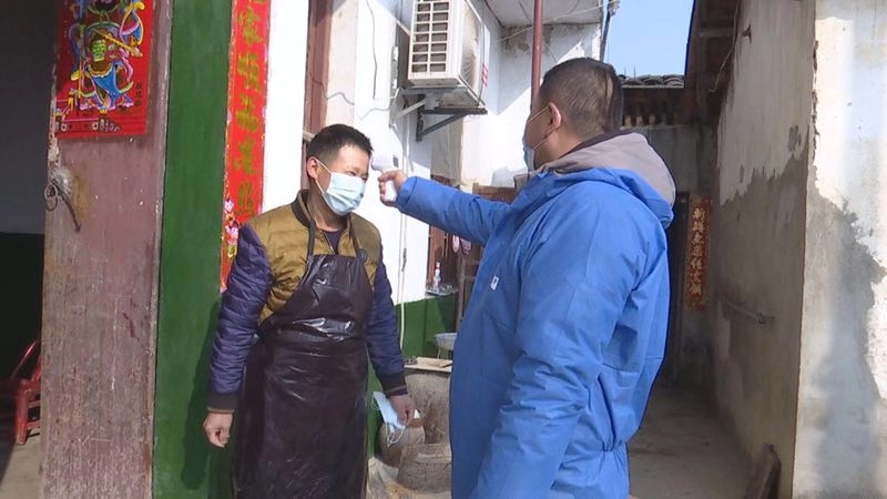 阳光明媚别外出!村干部劝阻村民获赞