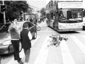 自己开车撞到别人的车怎么办,开车撞到了路边的汽车怎么办