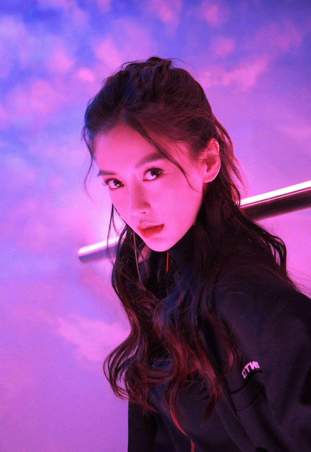 “空气刘海”不受宠了！今年流行这3款“刘海”，热巴郑爽都上头