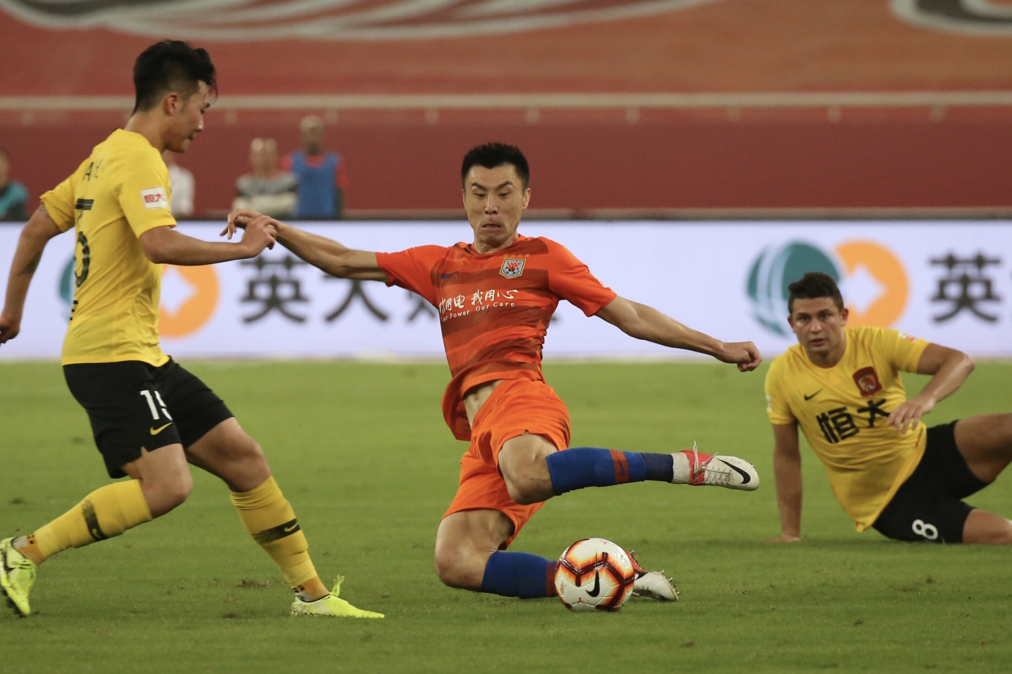 足坛曾经的追风少年,李霄鹏中卫鲁能