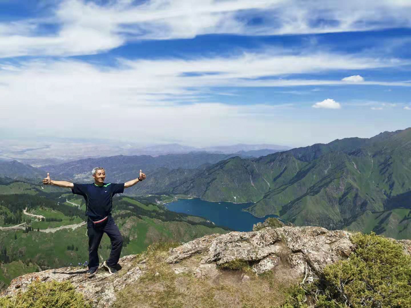 65岁老人新疆免费旅游一览表,66岁大爷游新疆