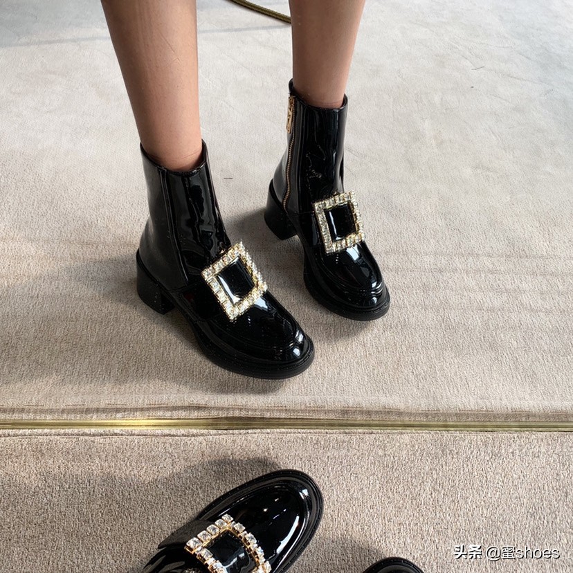 秋冬不能再穿凉鞋,怎么继续性感?RV方跟短皮靴帮你打造大长腿