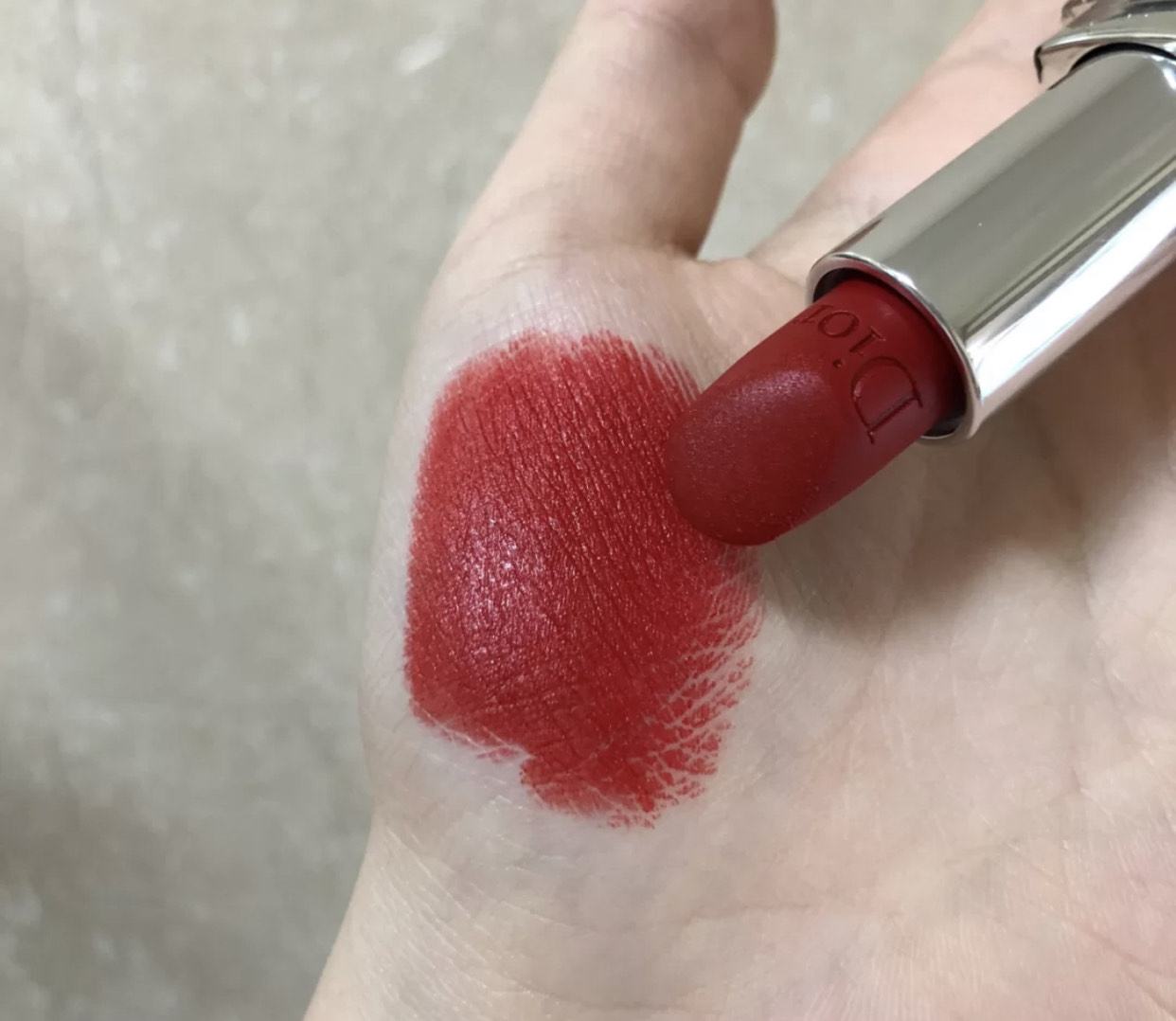 2021别再涂这几只老土的经典色了，虽然名气大，但太容易撞色