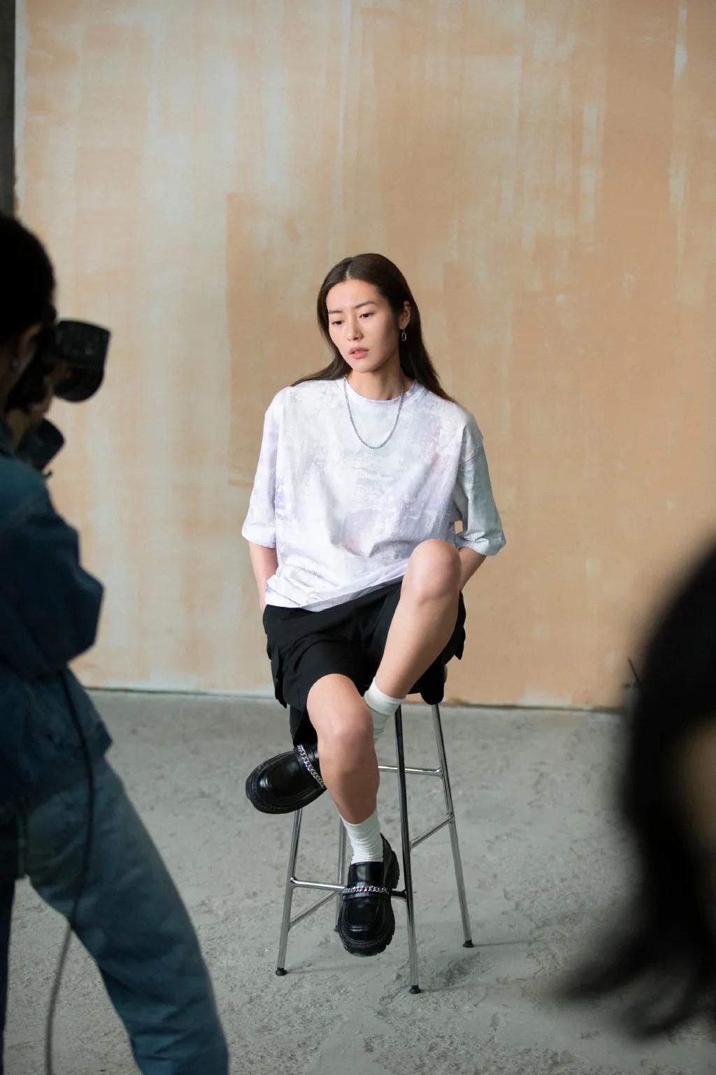 太平鸟刘雯最新设计穿搭,太平鸟刘雯同款白t恤