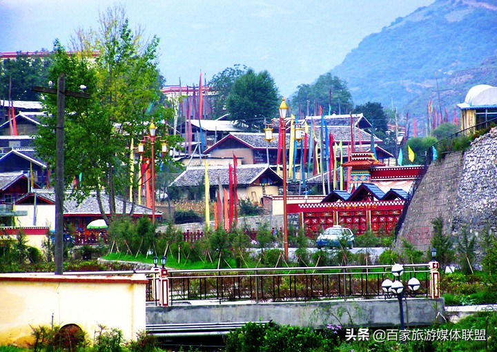 藏民的房屋插的旗子,藏民房顶为什么挂彩旗