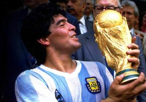 球王C罗梅西，贝利马拉多纳，5个你不知道的足球场下励志故事