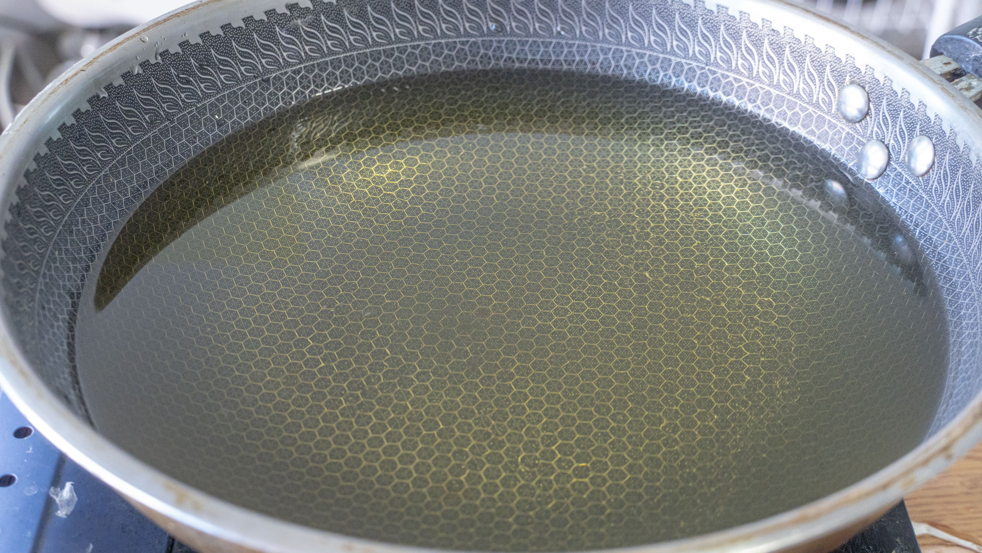 蓬松酥脆油条的家常做法,在家做油条香酥可口健康营养