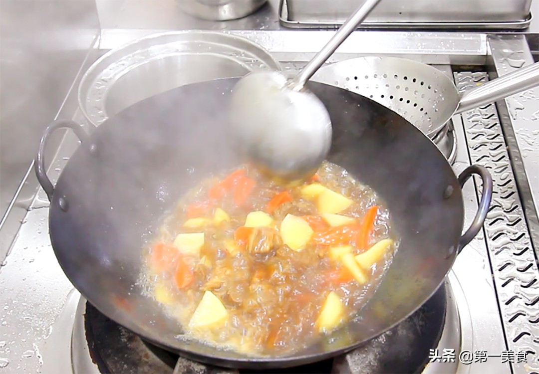 厨师长分享土豆炖牛腩的做法,大厨土豆牛腩炖得很烂秘诀