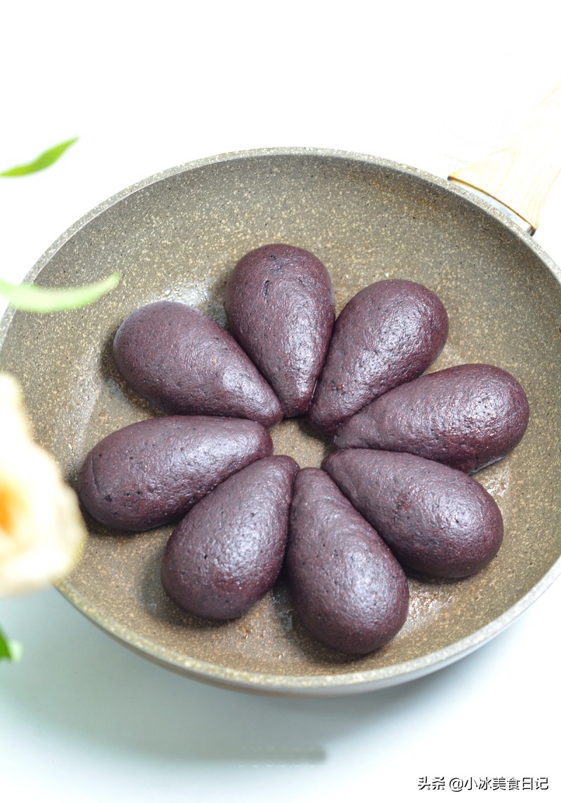 两种颜色的馒头怎么做呢,黑色馒头用什么做的