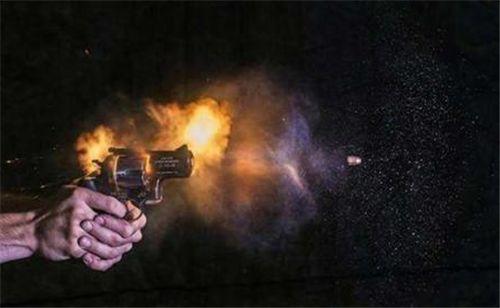 他被*弹子**击中额头,误以为是石子,跑完52里后,不料还有意外收获