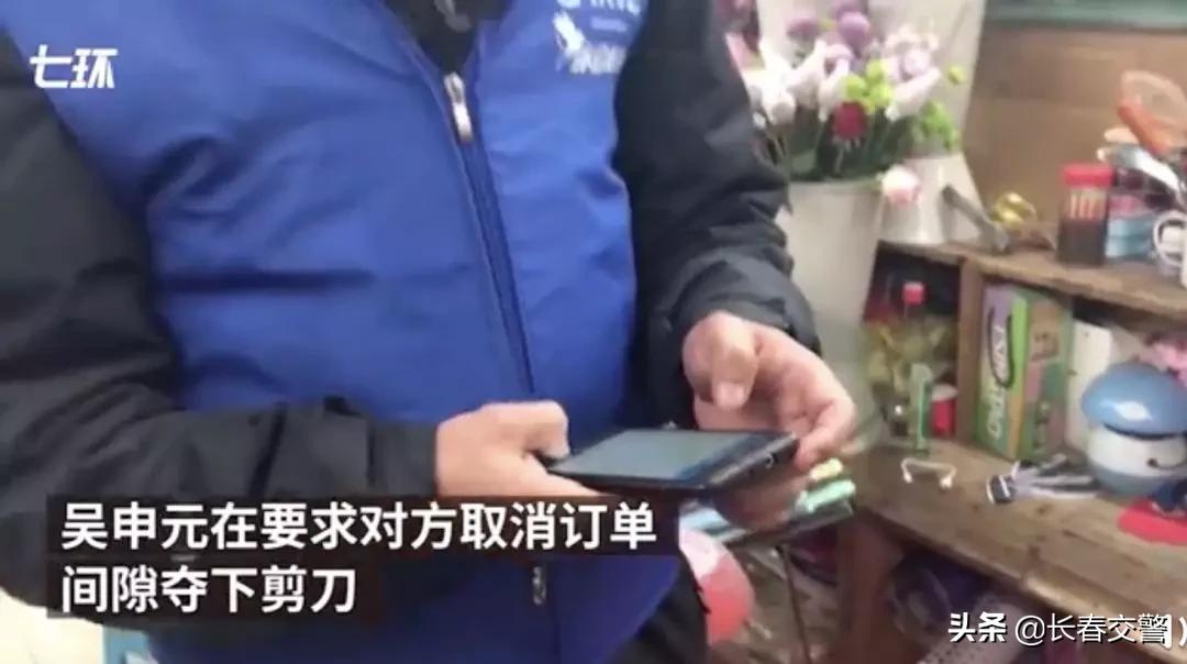 成都外卖小哥竖起大拇指,外卖小哥说什么都不会