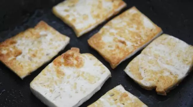 煎豆腐老是糊底儿怎么办,煎豆腐避免糊锅的办法