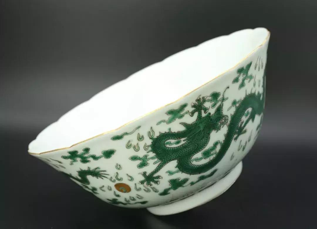 优画佳赏|素三彩:白地绿彩龙纹荷叶碗上玉娇龙