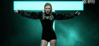 泰勒斯威夫特扔沙发,泰勒斯威夫特走出密林