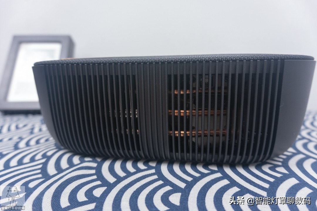 深圳小伙的快乐出租屋（上）：千元1080P投影+头戴蓝牙耳机