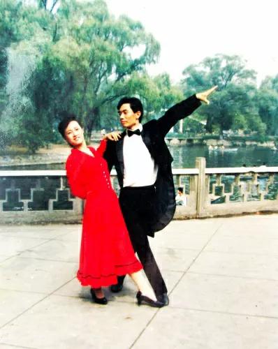 学跳交谊舞女步,怎样跳好交谊舞基本功