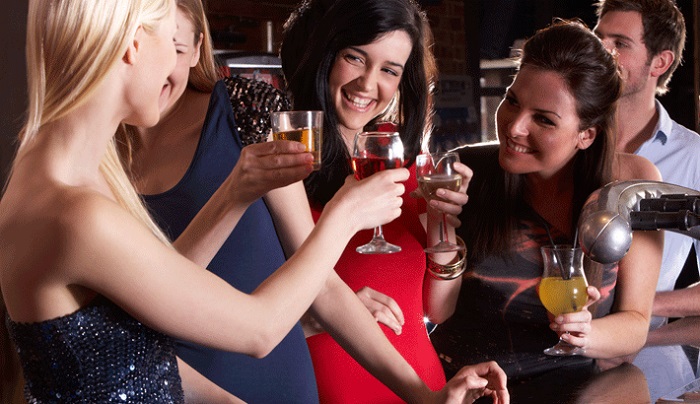 女人喝酒容易醉是什么原因,成年女性喝多少酒容易醉