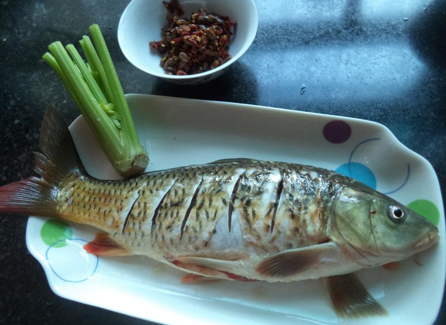 平时做鱼吃,切鱼很容易滑动?知道怎样才不滑动吗?现在来看看吧