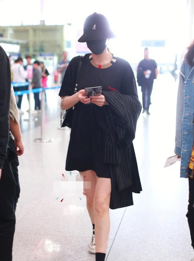 热巴对自己太狠了,把“钥匙曲别针”戴到耳朵上,隔着屏幕都疼