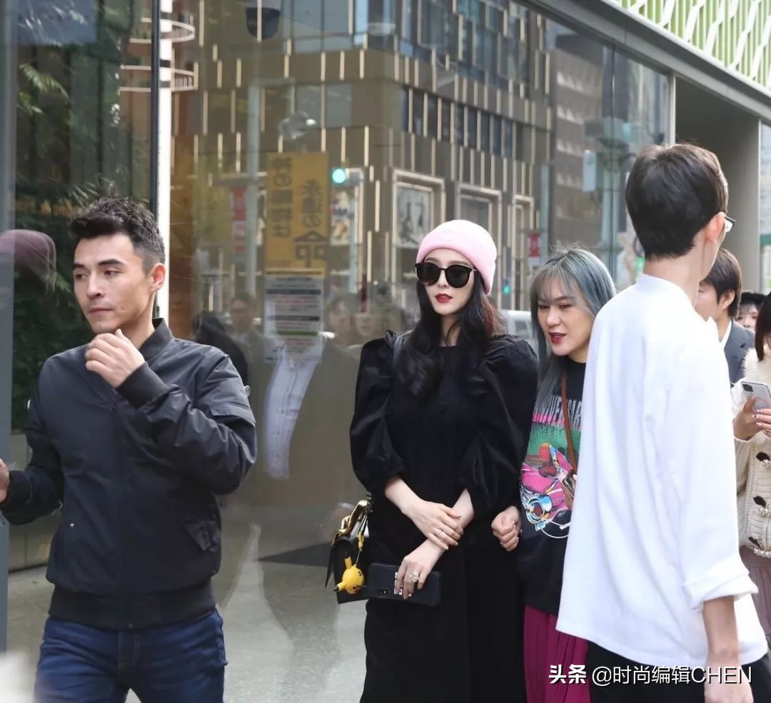 范冰冰现身穿搭抢镜 (范冰冰香港逛街显潮流)
