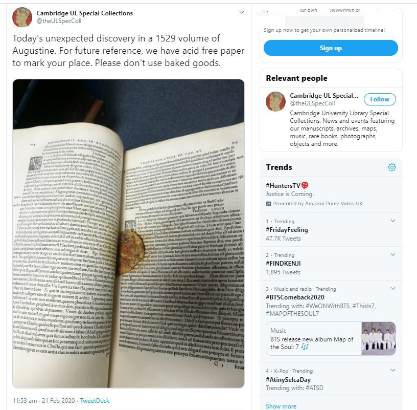 英国图书馆整理古籍,在500年前的手稿中发现饼干,夹在书中50年