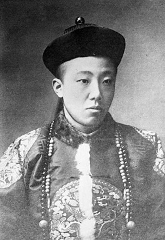 清朝灭亡后,王爷落魄成小贩,毛主席亲批:必须重用