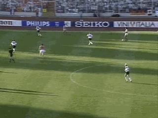 支点中锋踢前腰,足球支点中锋的位置和打法