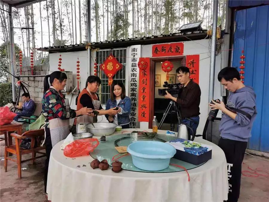 小山村大“鸡”遇良庆区晓元村南瓜鸡带来收获年