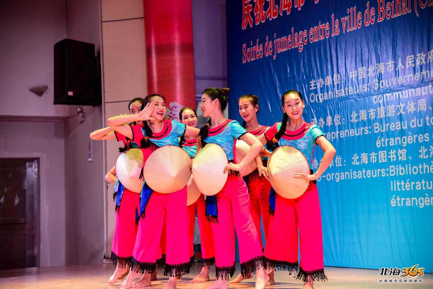 我在北海图书馆拍了一场特别的晚会，观众情不自禁跟着节奏动起来