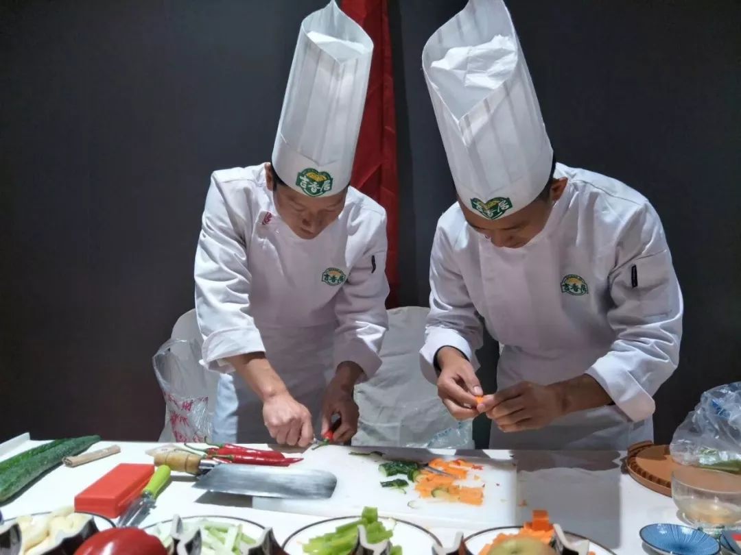 一泡而红!四川这座小城已火向全球,今天万人齐聚!