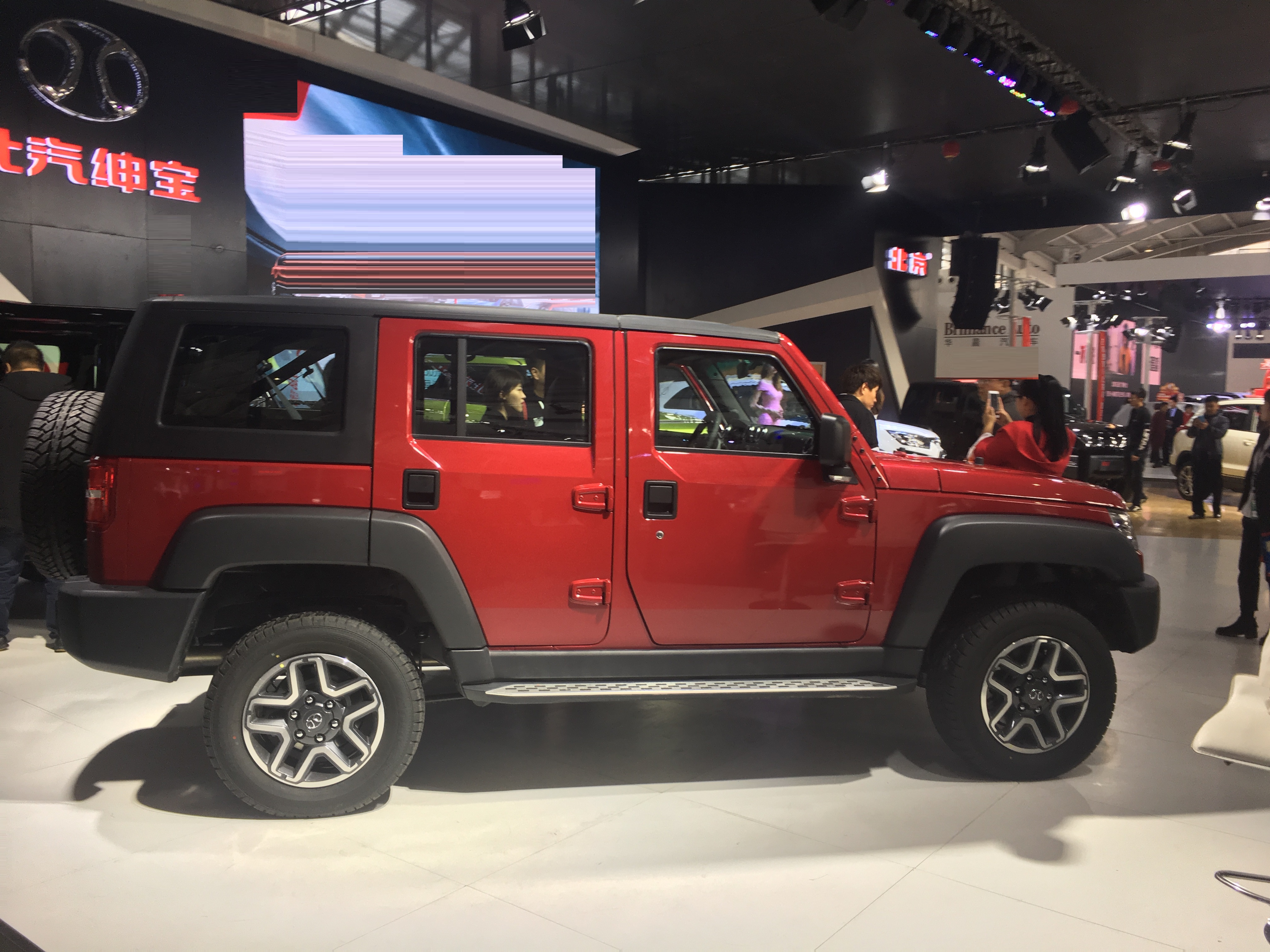 北汽牧马人越野车bj40新车报价,2021款北汽bj40年轻人开