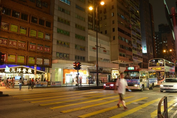 世界将我包围下一句,世界将我包围演唱