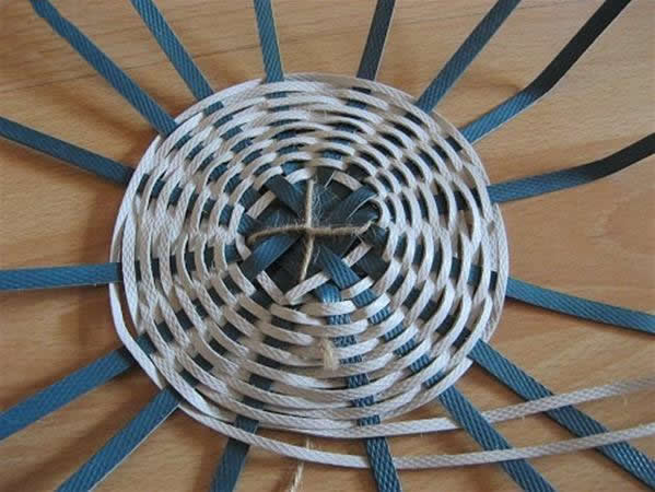 打包带编手工花篮教程视频,教你用打包带编圆篮子视频