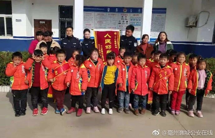 「今日小宝故事」小萌娃走进派出所,感恩警察蜀黍的付出