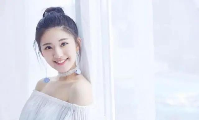 赵露思演示如何脱毛，抬起手臂的那一瞬间，“珍珠腋窝”太真实