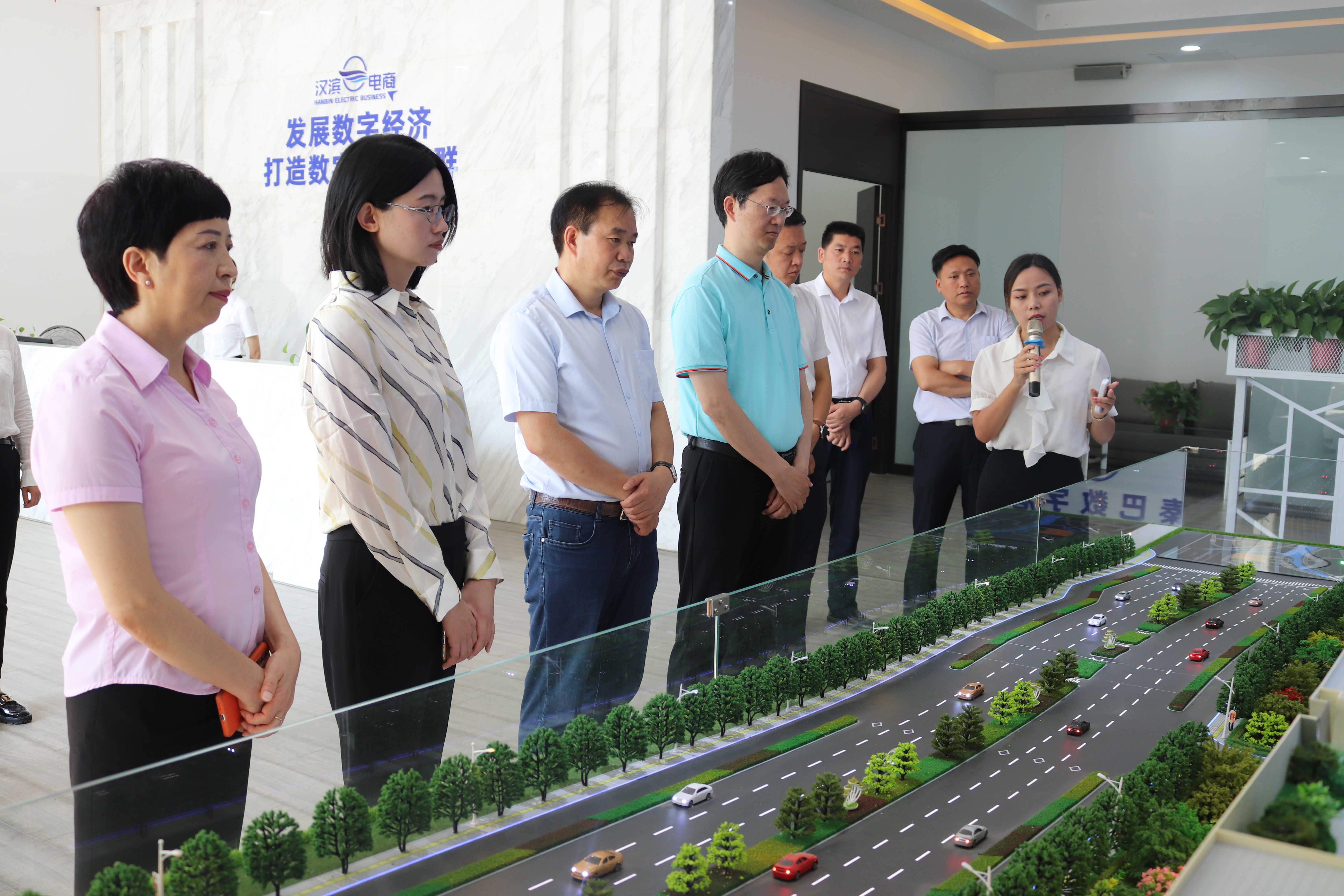 石宏调研汉滨经济社会发展和依法治区工作