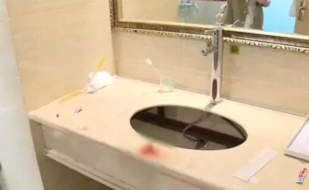 洗脚时酒店洗手盆洗手盆砸落碎了一地，11岁小孩意外受伤