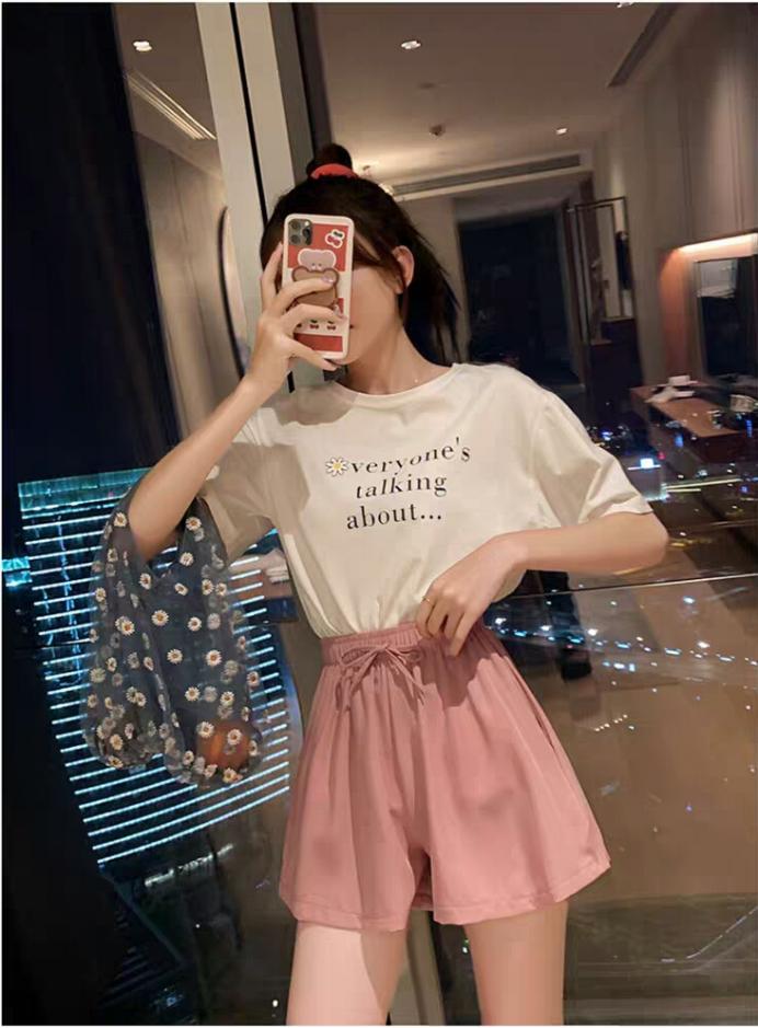 夏天的牛仔短裤照样能清爽又时髦,牛仔短裤的装扮夏天穿上舒适显瘦