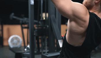 想要练宽背部？高位下拉的动作分析，握法握距到动作细节