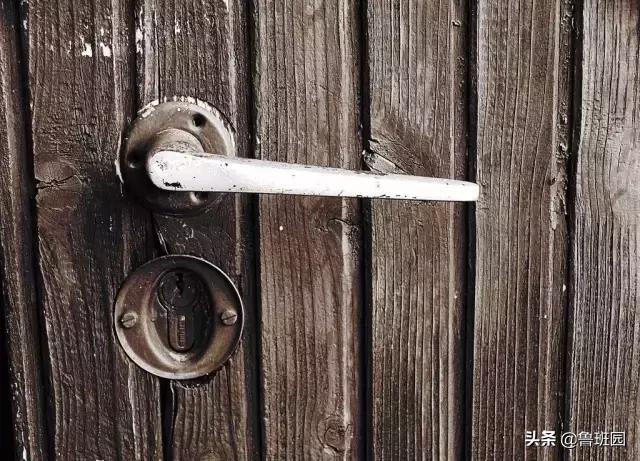 安装木门合页导致木门开裂怎么办,木门打胶胶裂开怎么办