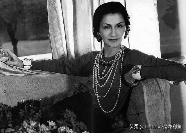 穿搭提案观:为什么明星们都深有执念的「小香风」,你却不感冒?