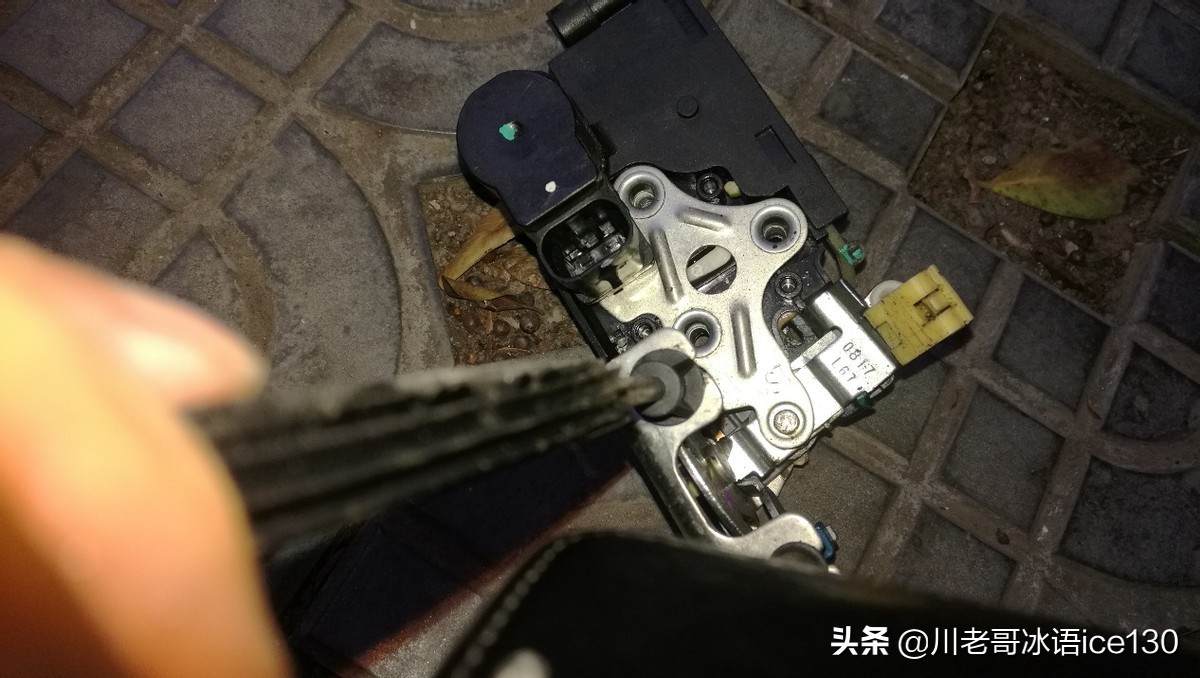 汽车的中控密码忘了怎么办,车的门锁坏了关不上怎么办