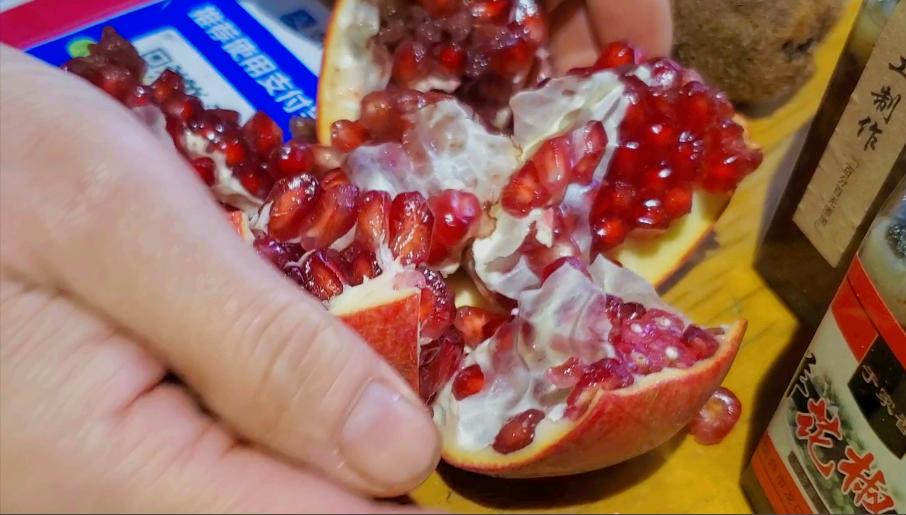 开石榴的小妙招不用刀子,开石榴的小妙招用勺子敲