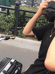 “兄弟睡觉压得胳膊都变色了，要不要叫醒他？”醒来一定很酸爽