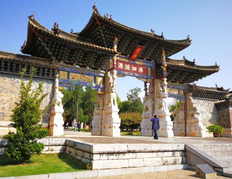 云南建水,一座有着全国第三大孔庙的边陲古城,烧烤更是享誉全省