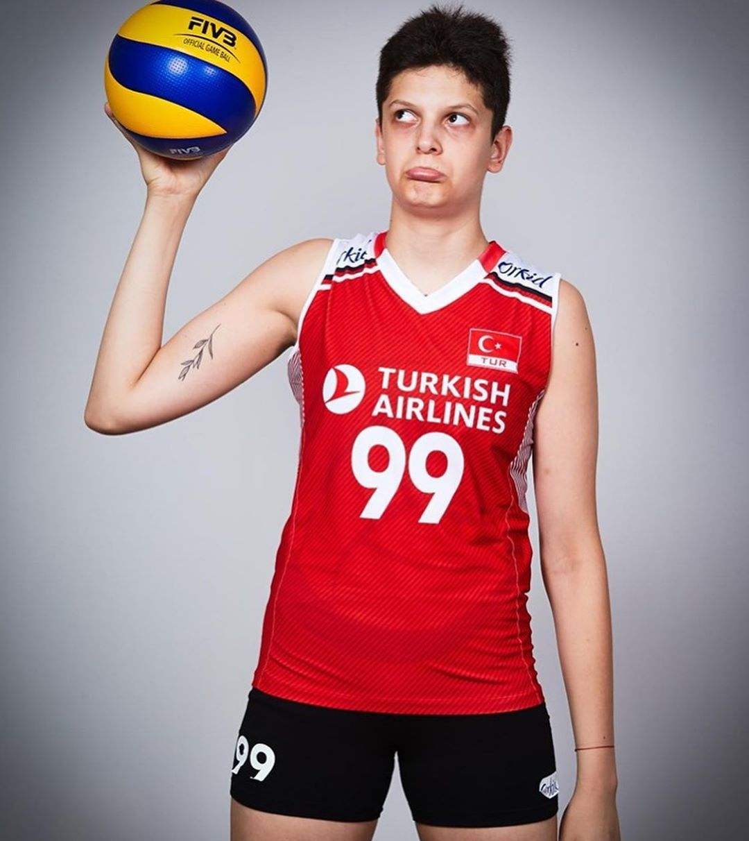 土耳其排球教练古德蒂和朱婷,中国女排对土耳其朱婷暴扣古德蒂