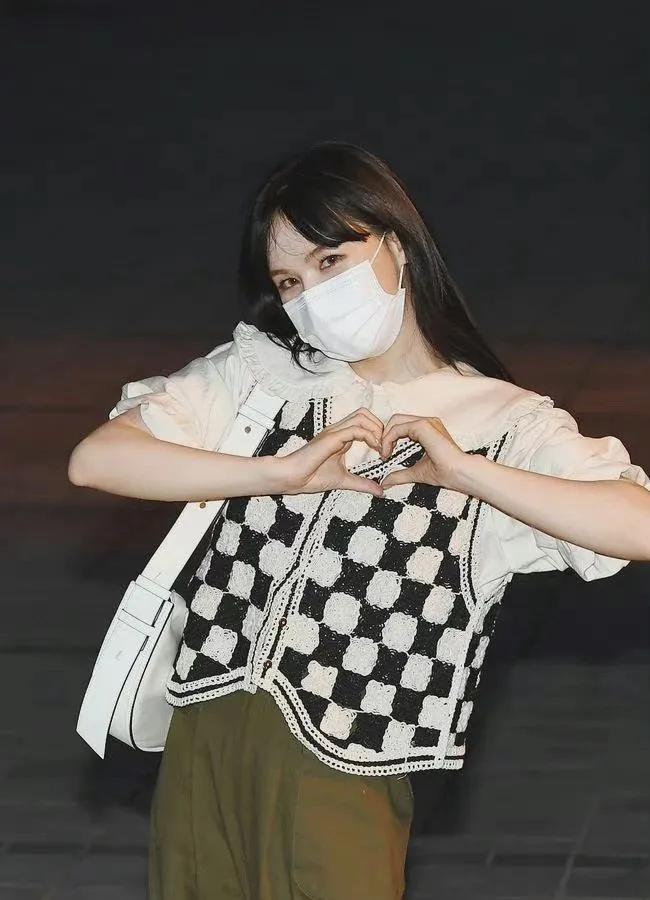 明星同款针织衫日常穿搭,秋天衣服推荐女毛衣