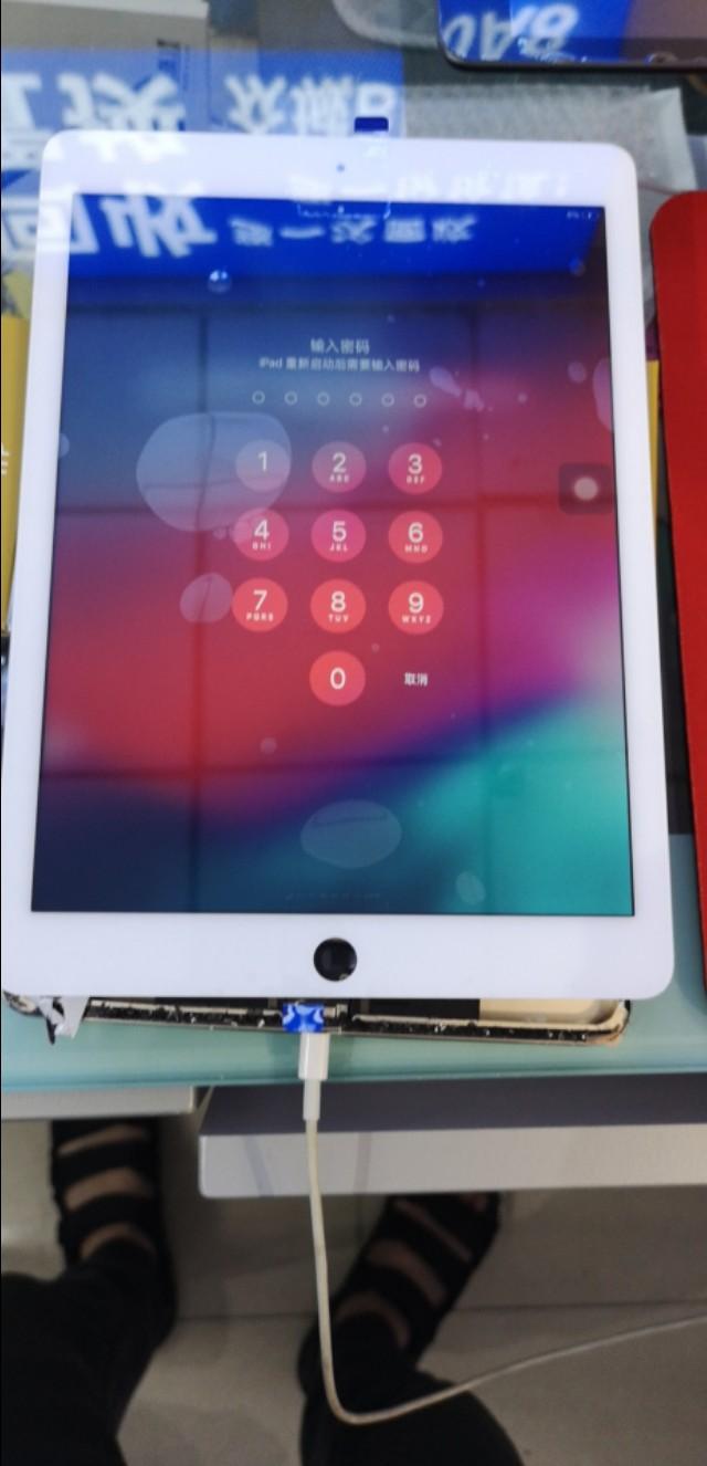 iPadAir2孩子不好好学习老爸怒摔看看能修复吗？
