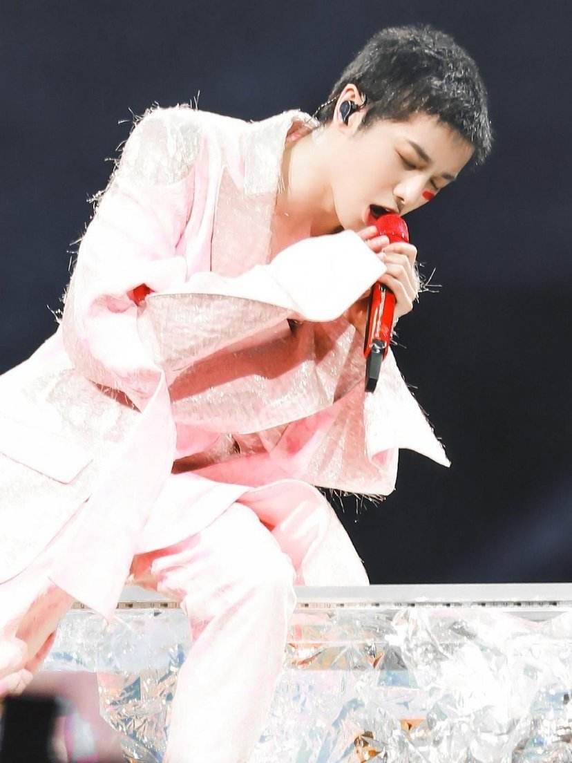 华晨宇许嵩谁的成就大,许嵩和华晨宇谁的地位高